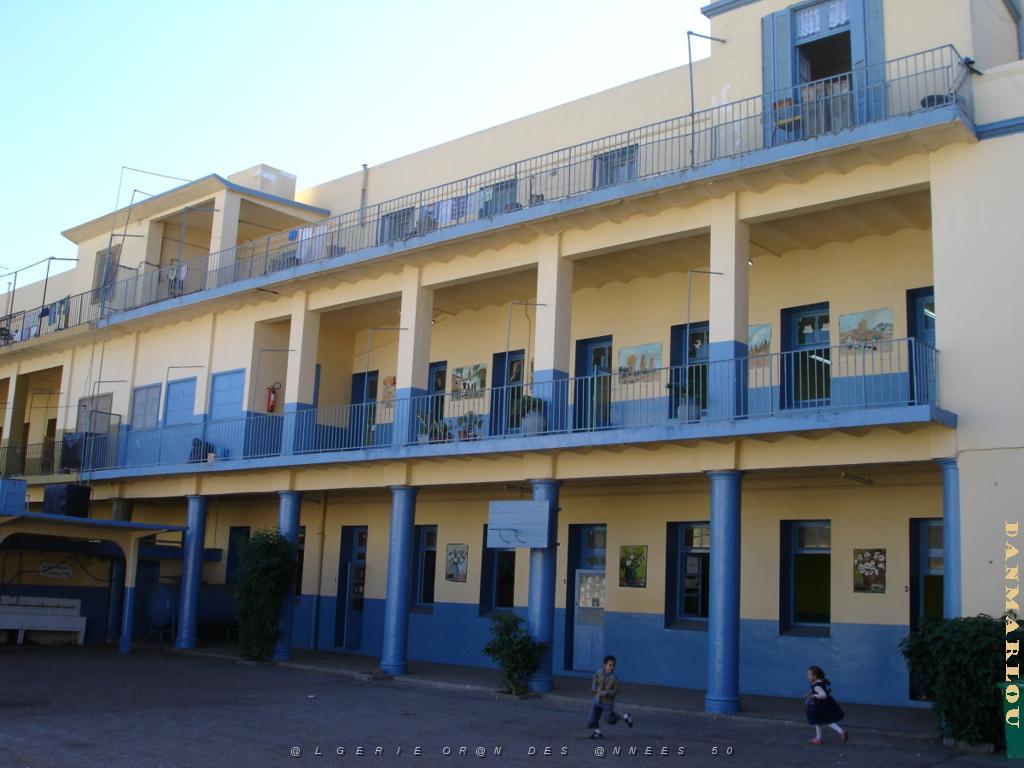ORAN 10 2005 114 ECOLE LAMORICIERE FILLES AU FOND PORTE COMMUNICATION COTE GARCONS.JPG